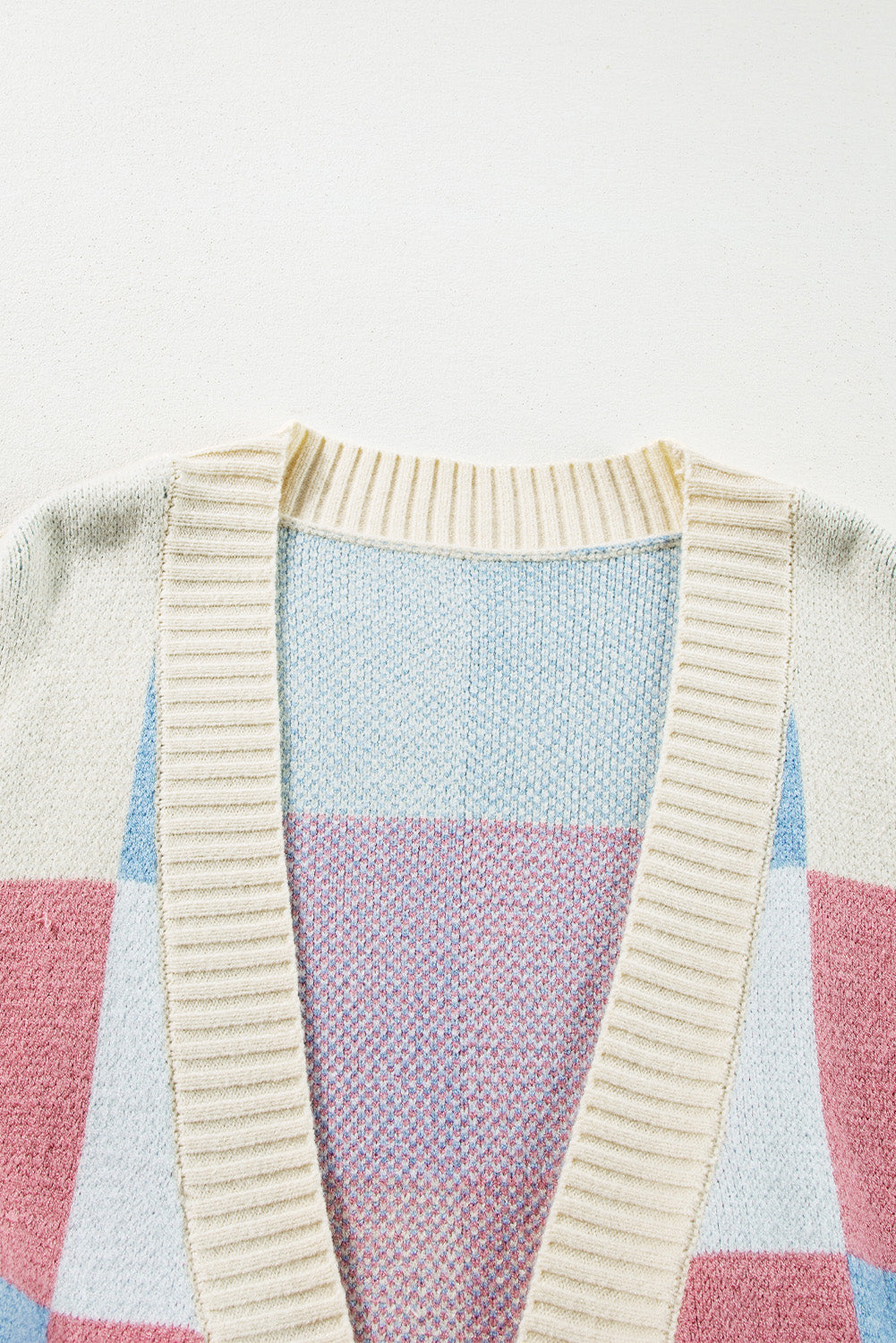 Hellblauer karierter Cardigan mit überschnittener Schulter und sichtbaren Nähten, vorne offen