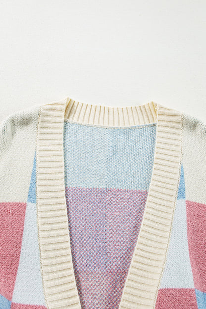 Hellblauer karierter Cardigan mit überschnittener Schulter und sichtbaren Nähten, vorne offen