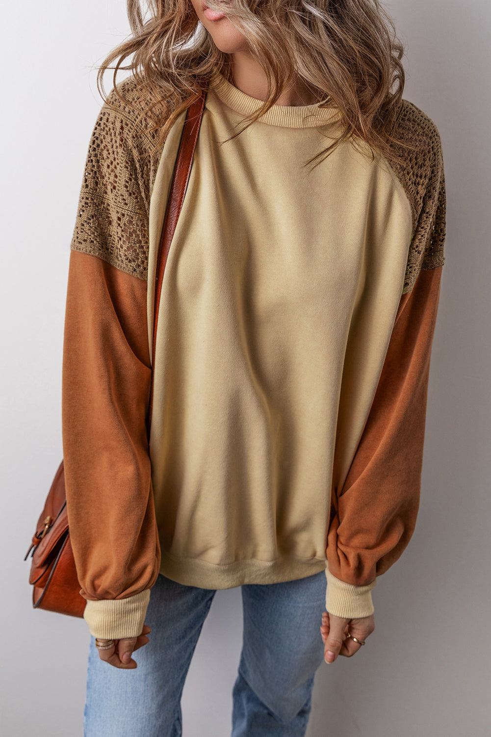 Khakifarbenes Sweatshirt mit Patchwork-Farbblock und überschnittener Schulterpartie aus Spitze