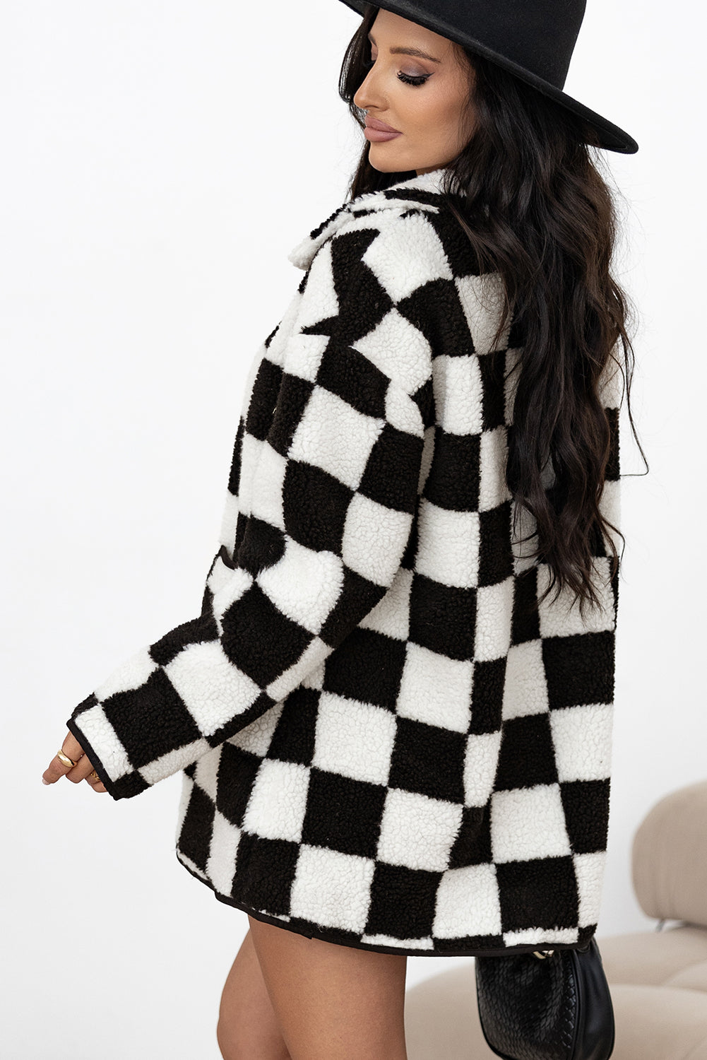 Schwarze, karierte Fleecejacke mit Seitentaschen, Kragen und Knöpfen