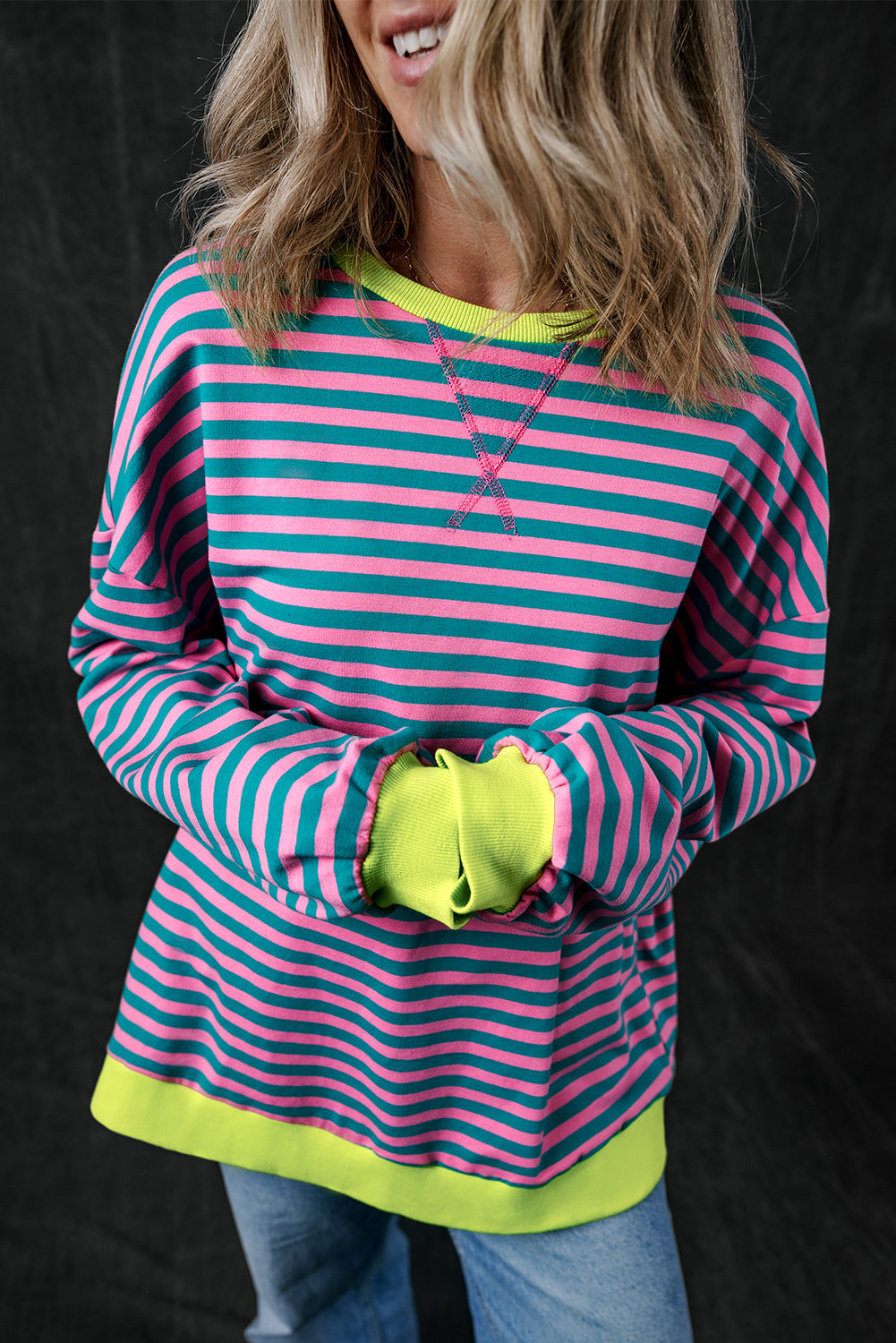 Übergroßes Pullover-Sweatshirt mit Kontrastbesatz und grünen Streifen
