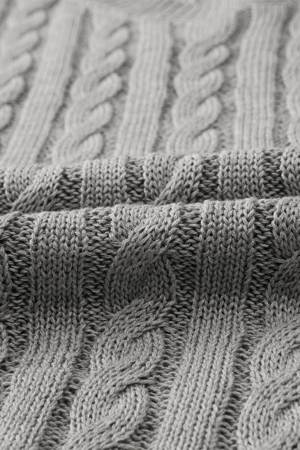 Grauer, kurzärmliger Pullover mit Rundhalsausschnitt und Zopfmuster