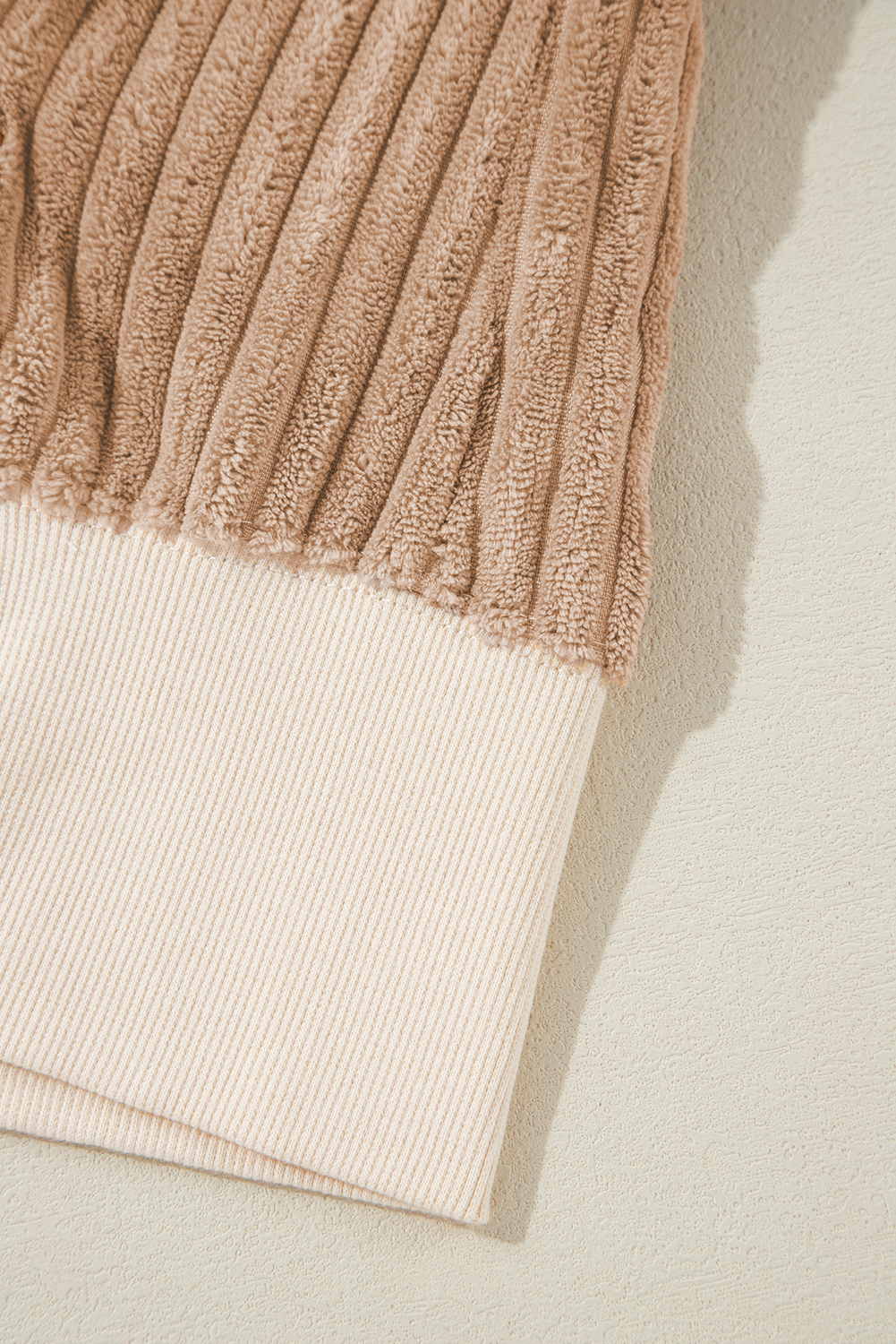Aprikosenfarbenes Cord-Patchwork-Langarm-Sweatshirt mit überschnittener Schulter