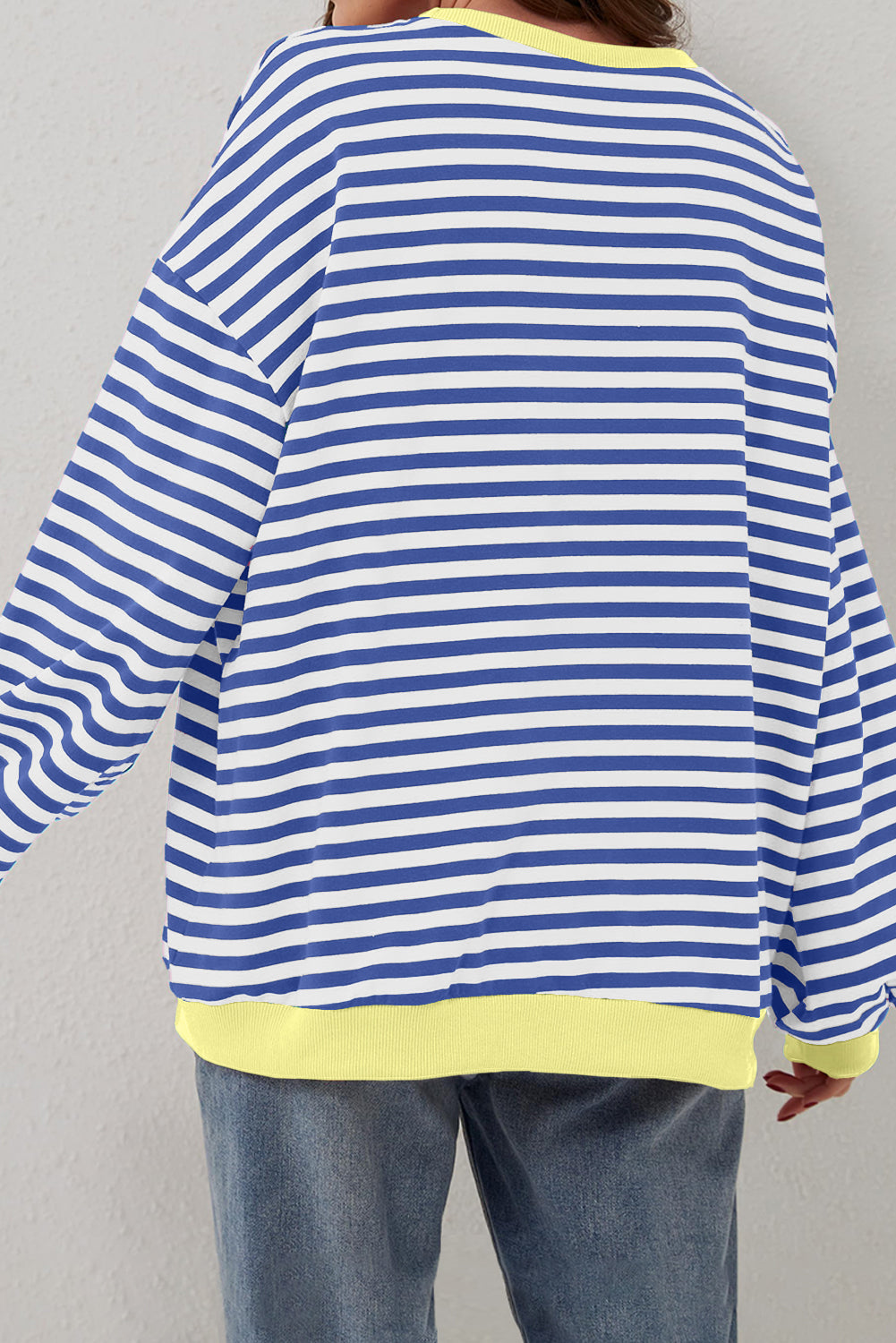 Übergroßes Pullover-Sweatshirt mit Kontrastbesatz und blauen Streifen