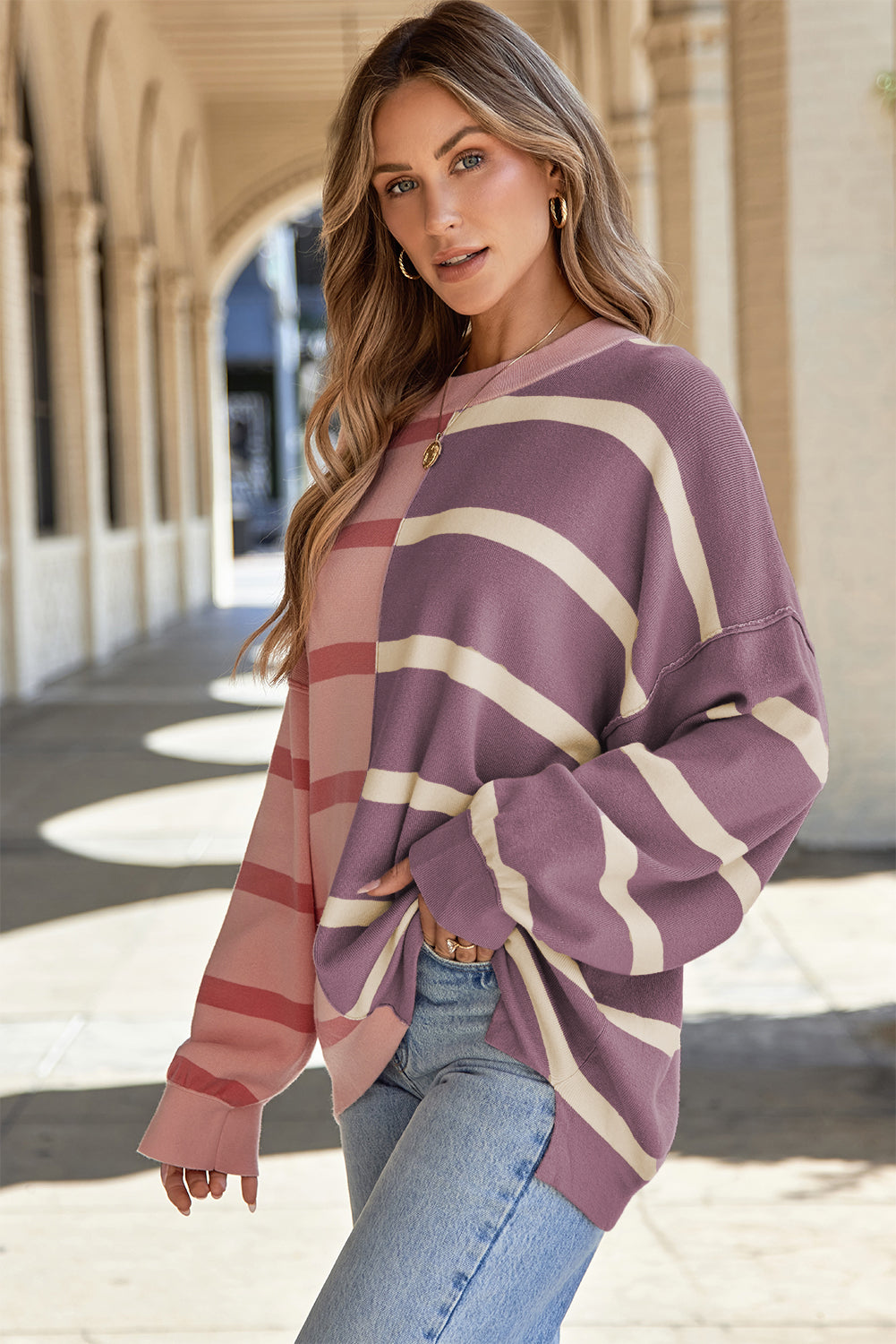 Oversize-Pullover mit rosa Streifen und Colorblock