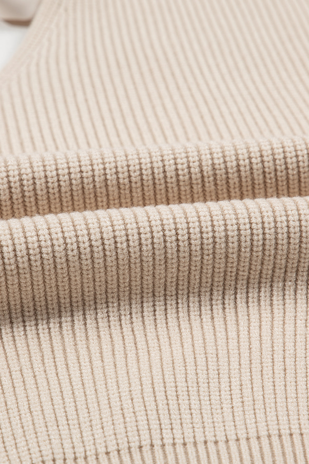 Aprikosenfarbener Pullover mit Laternenärmeln und V-Ausschnitt und Knoten hinten