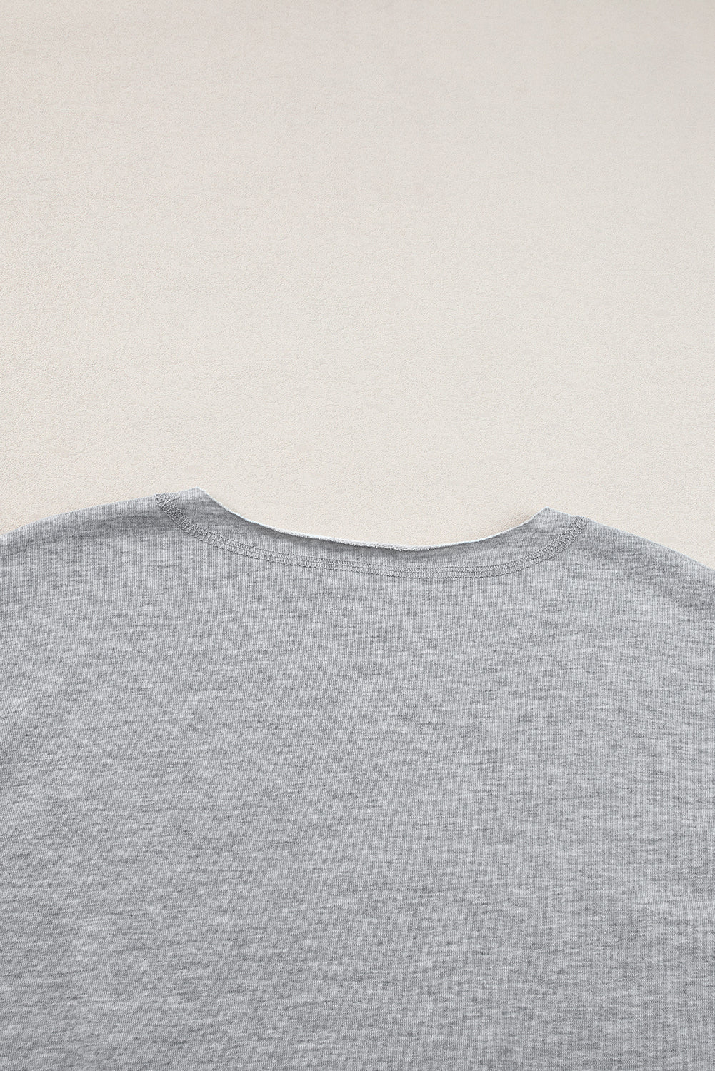 Hellgraues, lockeres T-Shirt mit USA-Schriftzug-Patch und eingekerbtem Ausschnitt