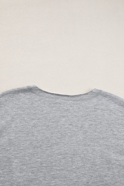 Hellgraues, lockeres T-Shirt mit USA-Schriftzug-Patch und eingekerbtem Ausschnitt