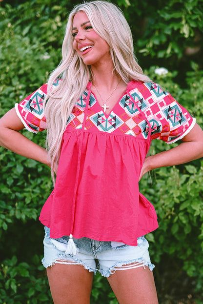 Erdbeerrosa Bluse mit V-Ausschnitt und geometrischer Stickerei, Quaste und Schleife