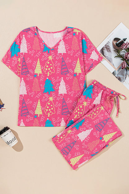 Lounge-Set aus T-Shirt mit V-Ausschnitt und Hose mit Weihnachtsbaum-Print in Rosé