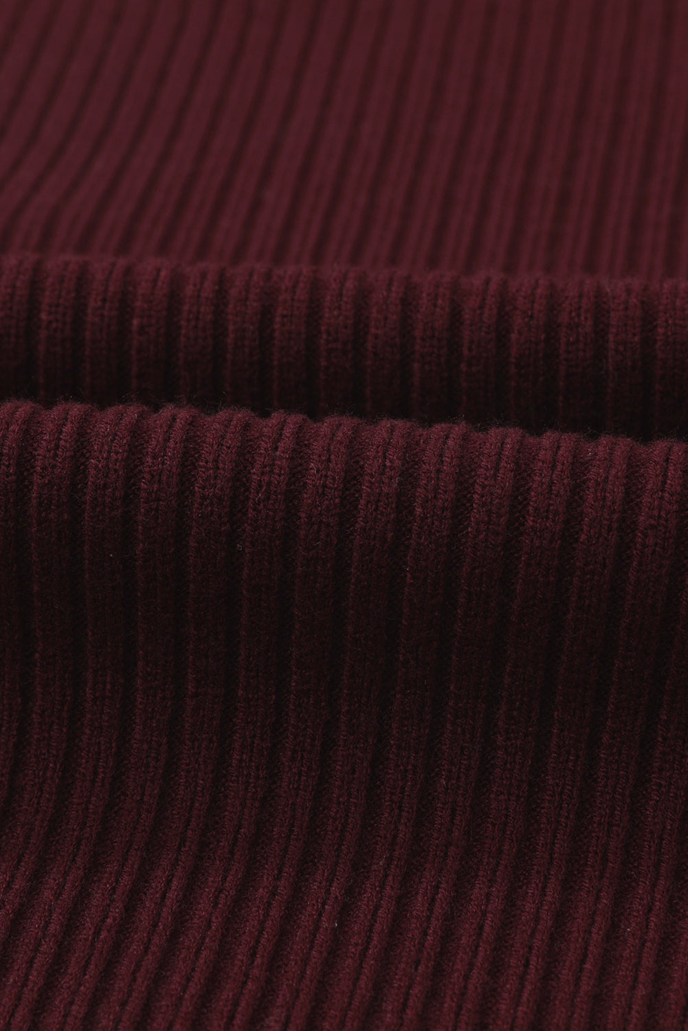 Mineralroter, gerippter Strickpullover mit aufgesetzten Taschen und kurzen Ärmeln