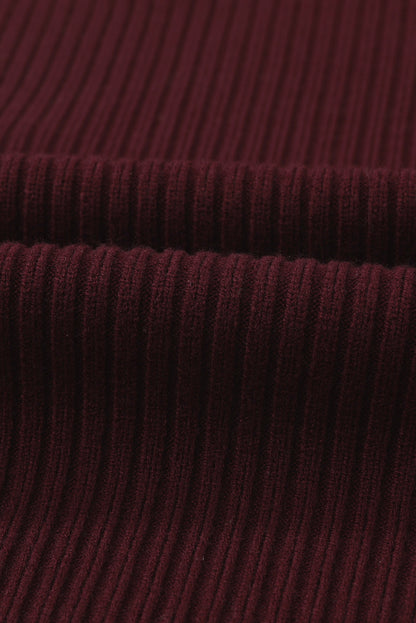 Mineralroter, gerippter Strickpullover mit aufgesetzten Taschen und kurzen Ärmeln