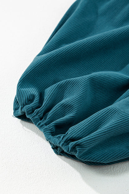 Blaues Cordkleid mit Druckknöpfen und Empire-Taille und Armbandärmeln