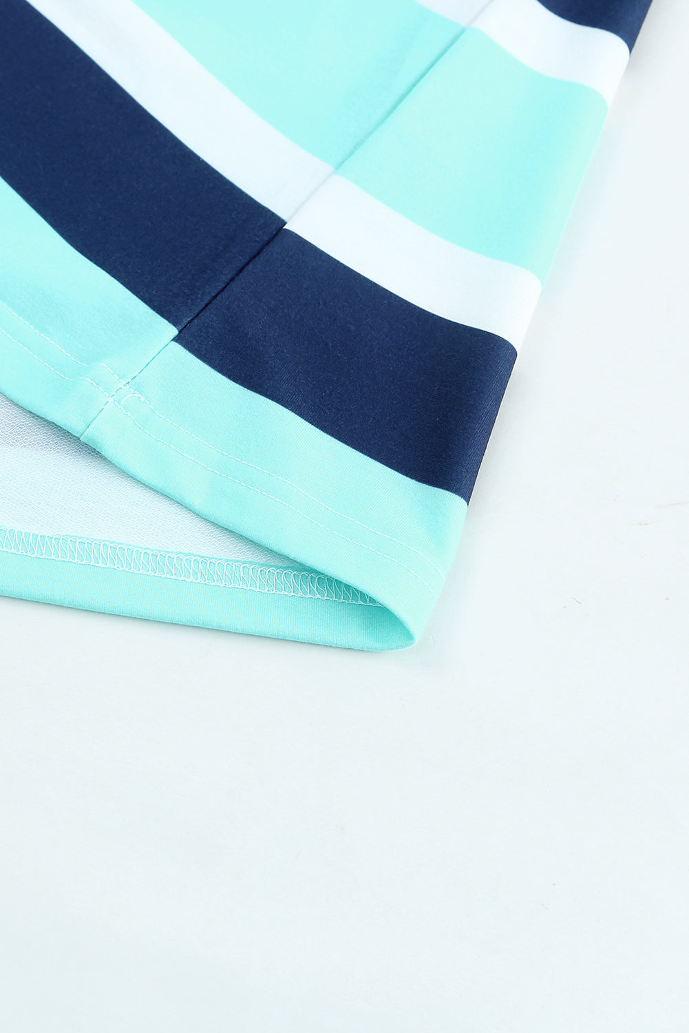 Langärmliger Hoodie mit mehrfarbigen Streifen und Kordelzug