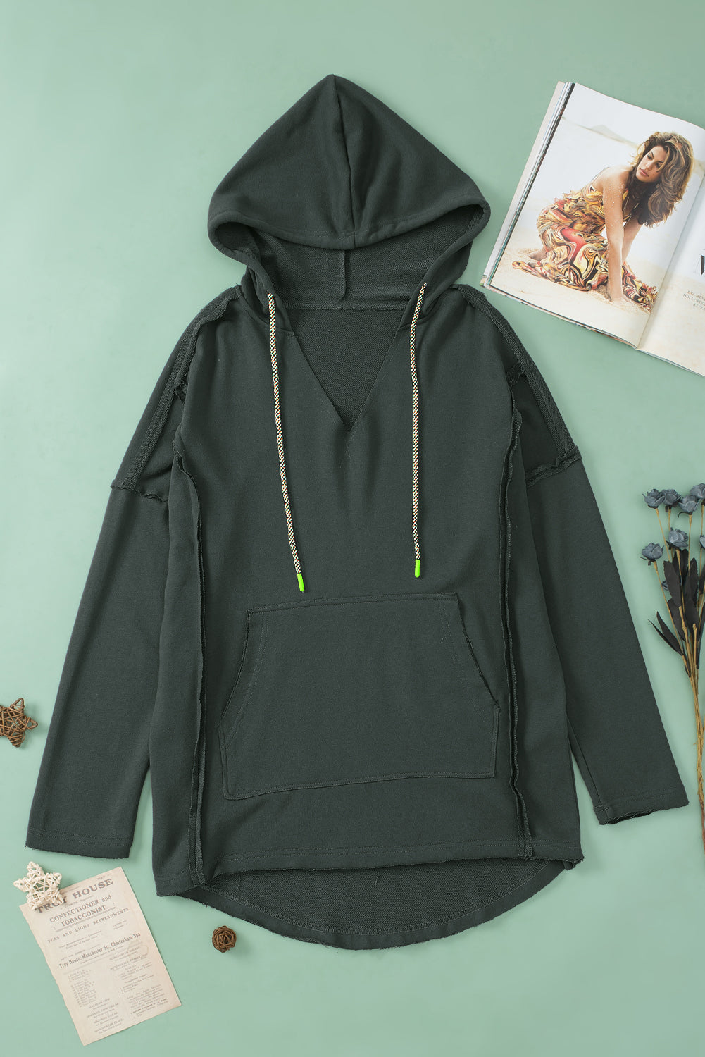 Grauer Hoodie mit sichtbaren Nähten und Taschen
