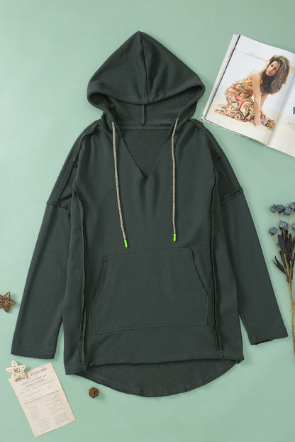 Grauer Hoodie mit sichtbaren Nähten und Taschen