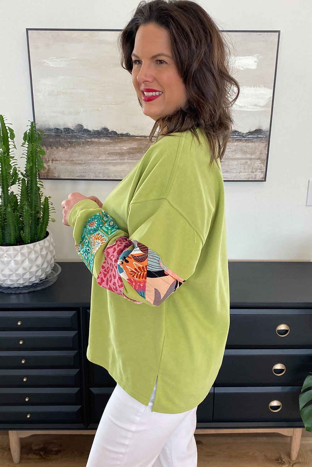 Grünes Sweatshirt mit geschlitzten Patchwork-Ärmeln und Print in Übergröße