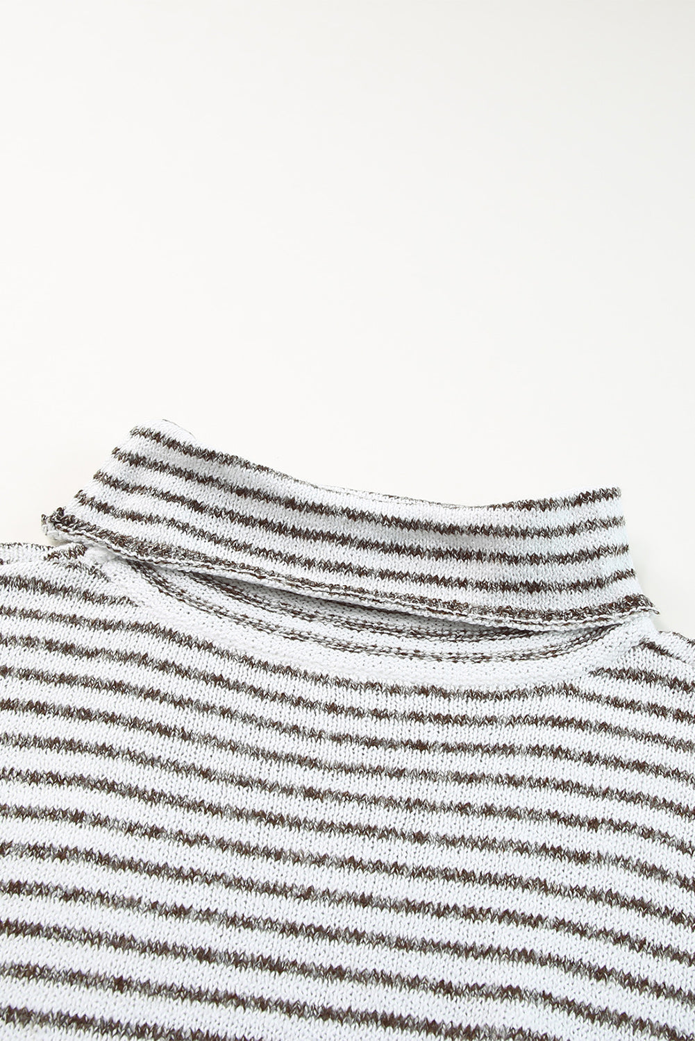 Khakifarbener, gestreifter Rollkragenpullover
