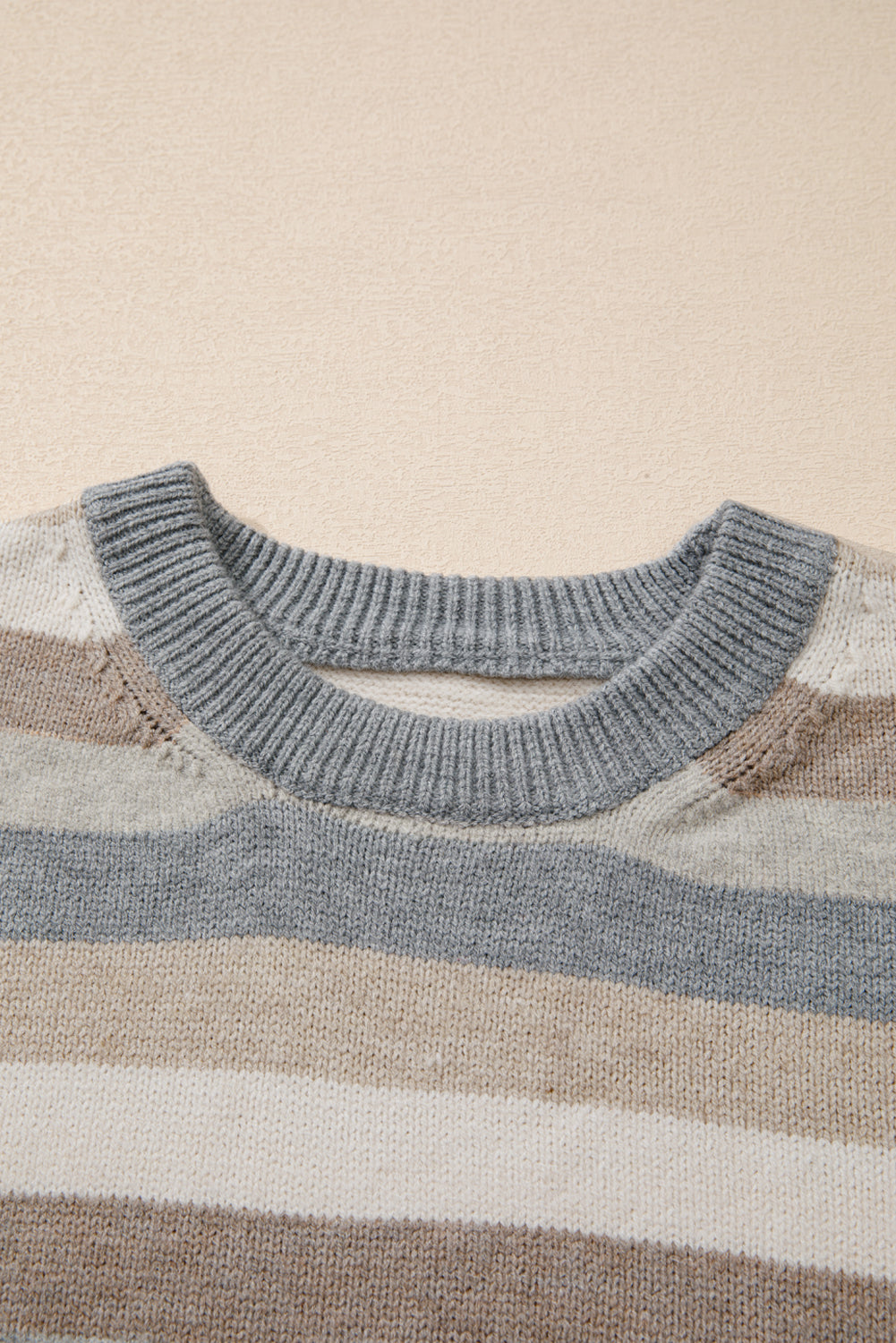 Grau gestreifter Pullover mit Farbblock und geripptem Rand und Rundhalsausschnitt