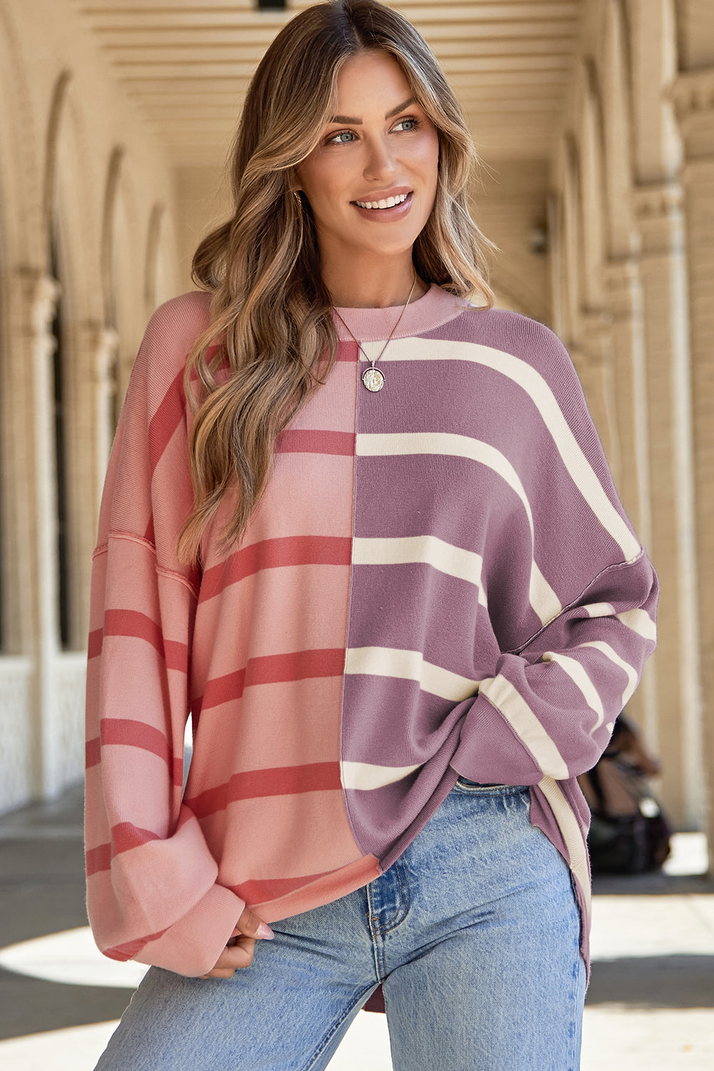 Oversize-Pullover mit rosa Streifen und Colorblock