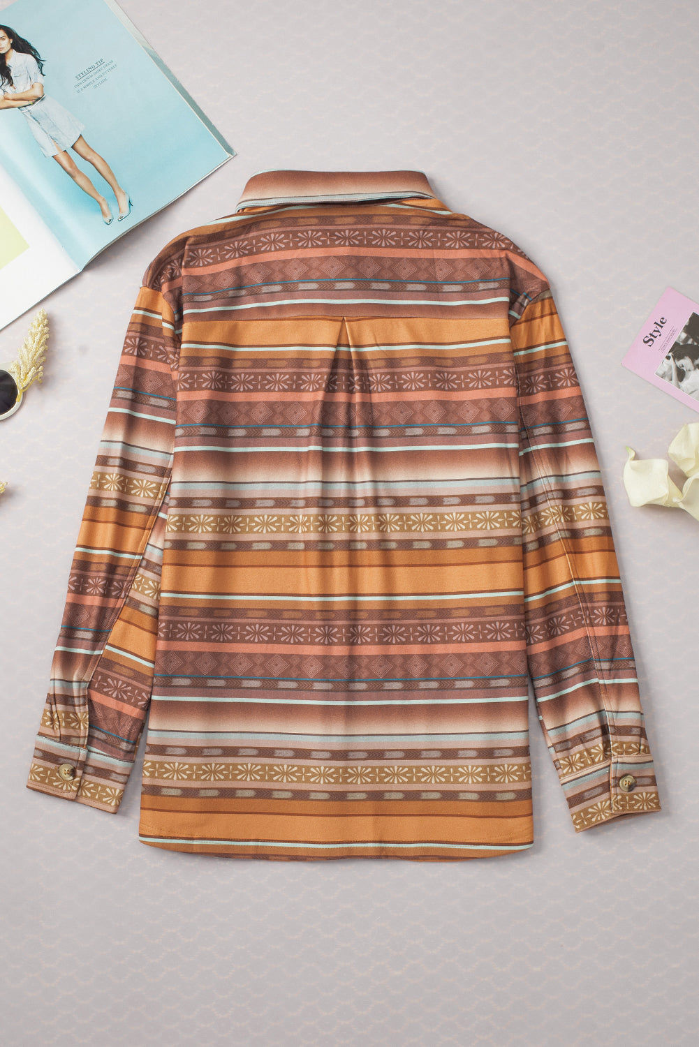 Braune Fleecejacke mit Western-Print