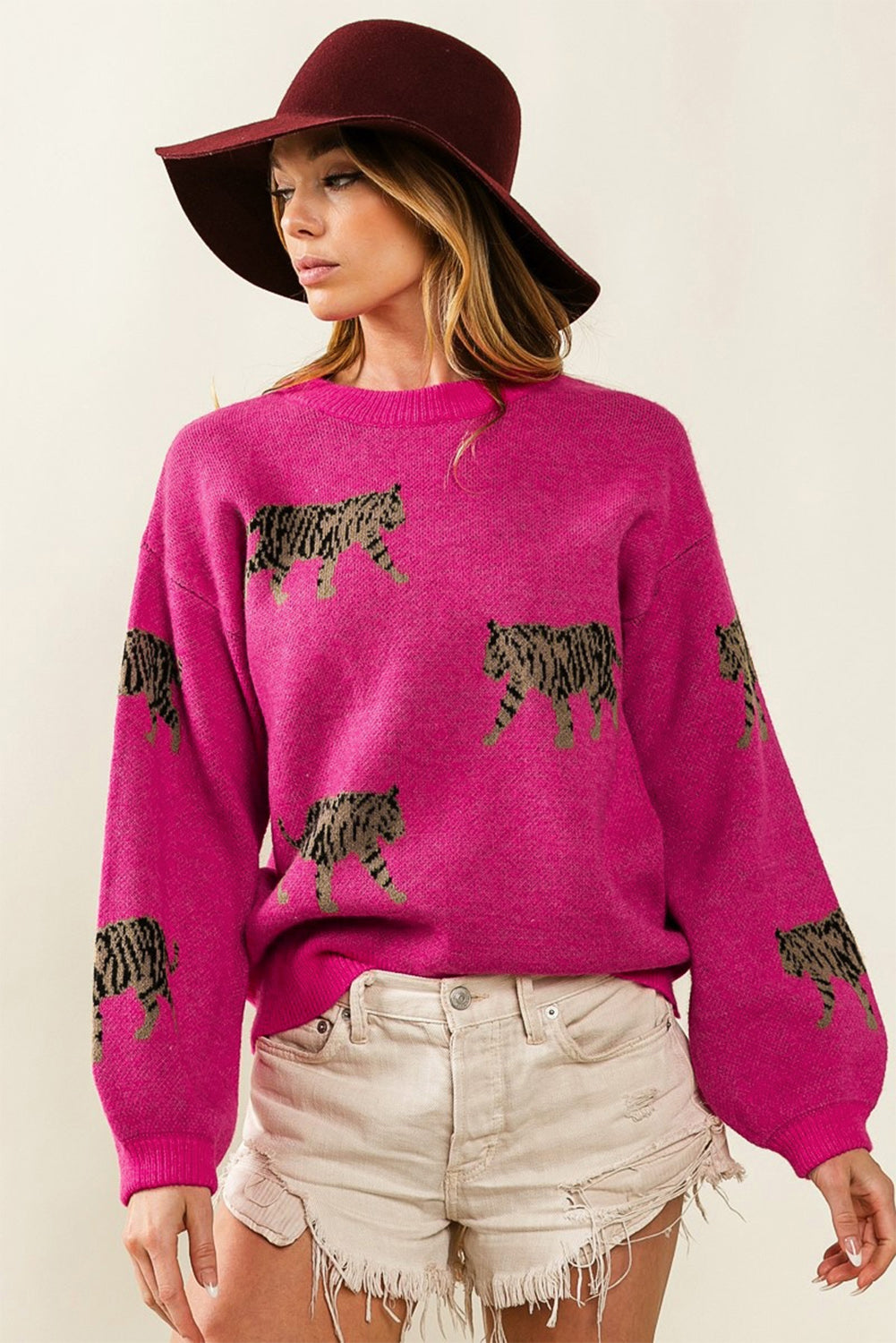 Rosaroter, lässiger Strickpullover mit wildem Tiermuster