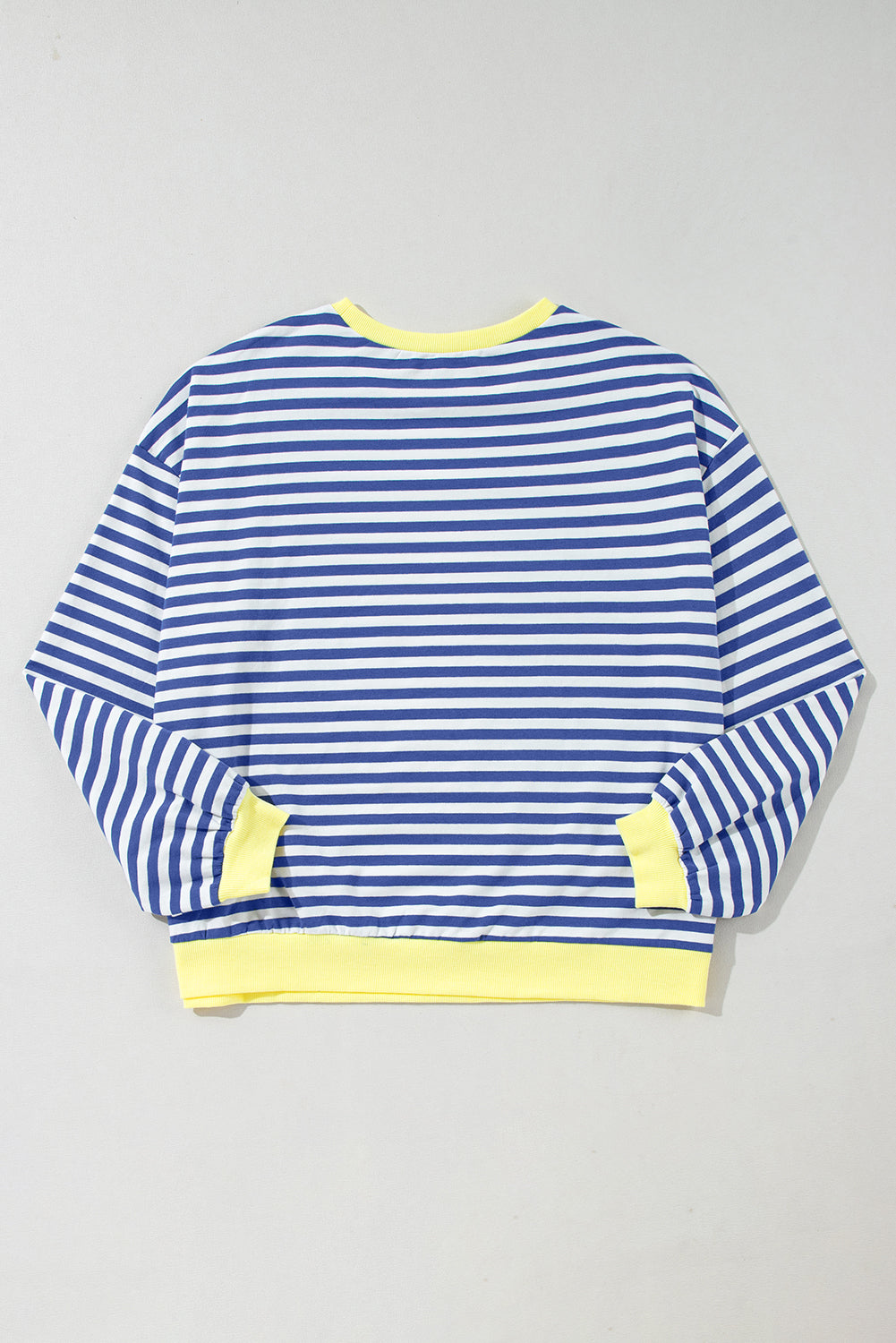 Übergroßes Pullover-Sweatshirt mit Kontrastbesatz und blauen Streifen