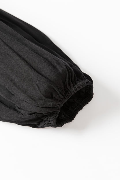 Schwarzes Minikleid aus Spitze mit Puffärmeln, Knöpfen und Rüschen