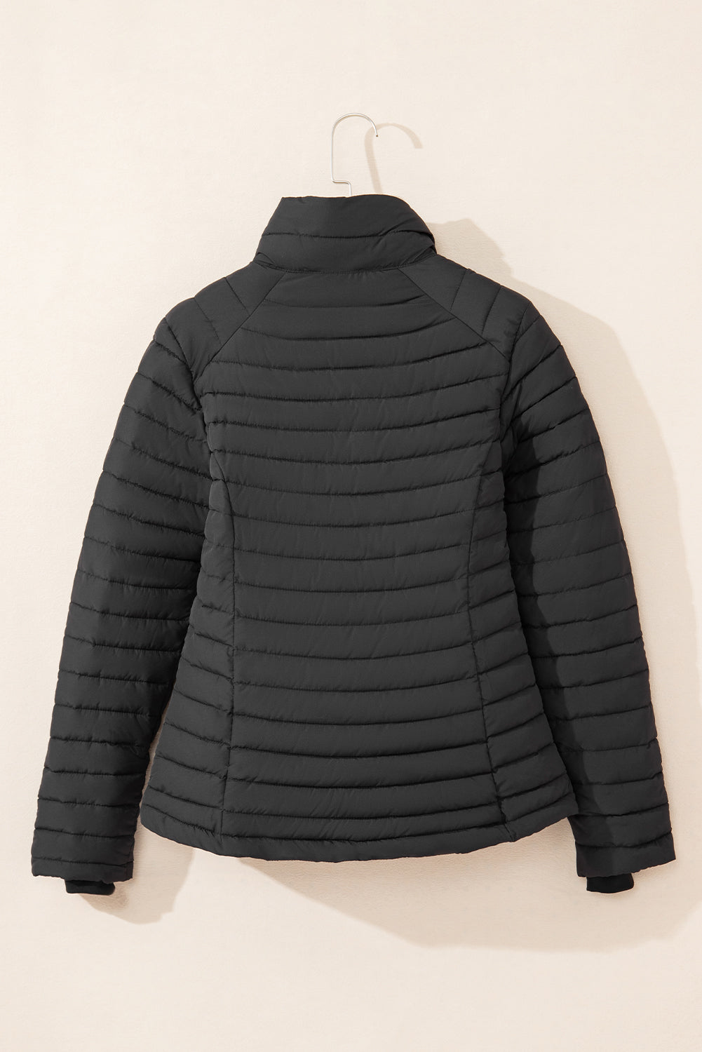 Schwarze, einfarbige Steppjacke mit Reißverschluss