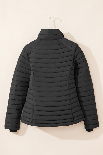 Schwarze, einfarbige Steppjacke mit Reißverschluss