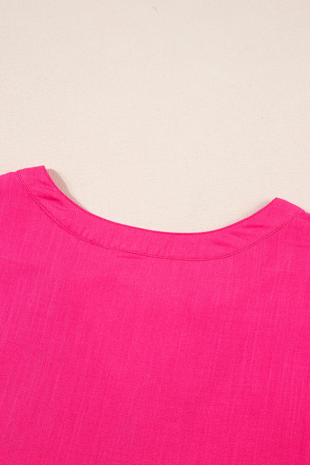 Erdbeerrosa Bluse mit V-Ausschnitt und geometrischer Stickerei, Quaste und Schleife