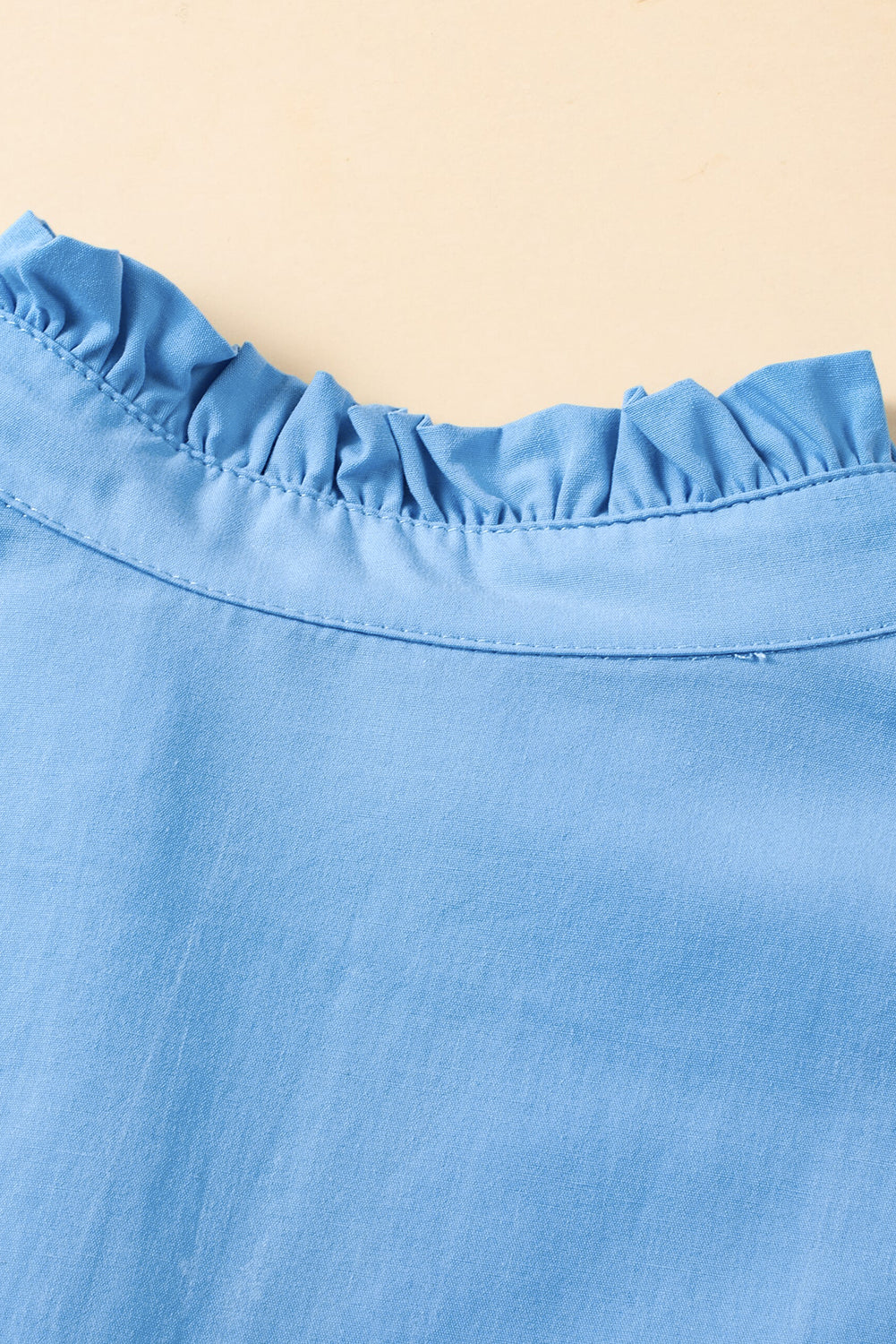 Beau Blue – Zickzack-Farbblockkleid mit Flatterärmeln, V-Ausschnitt und Stufendesign