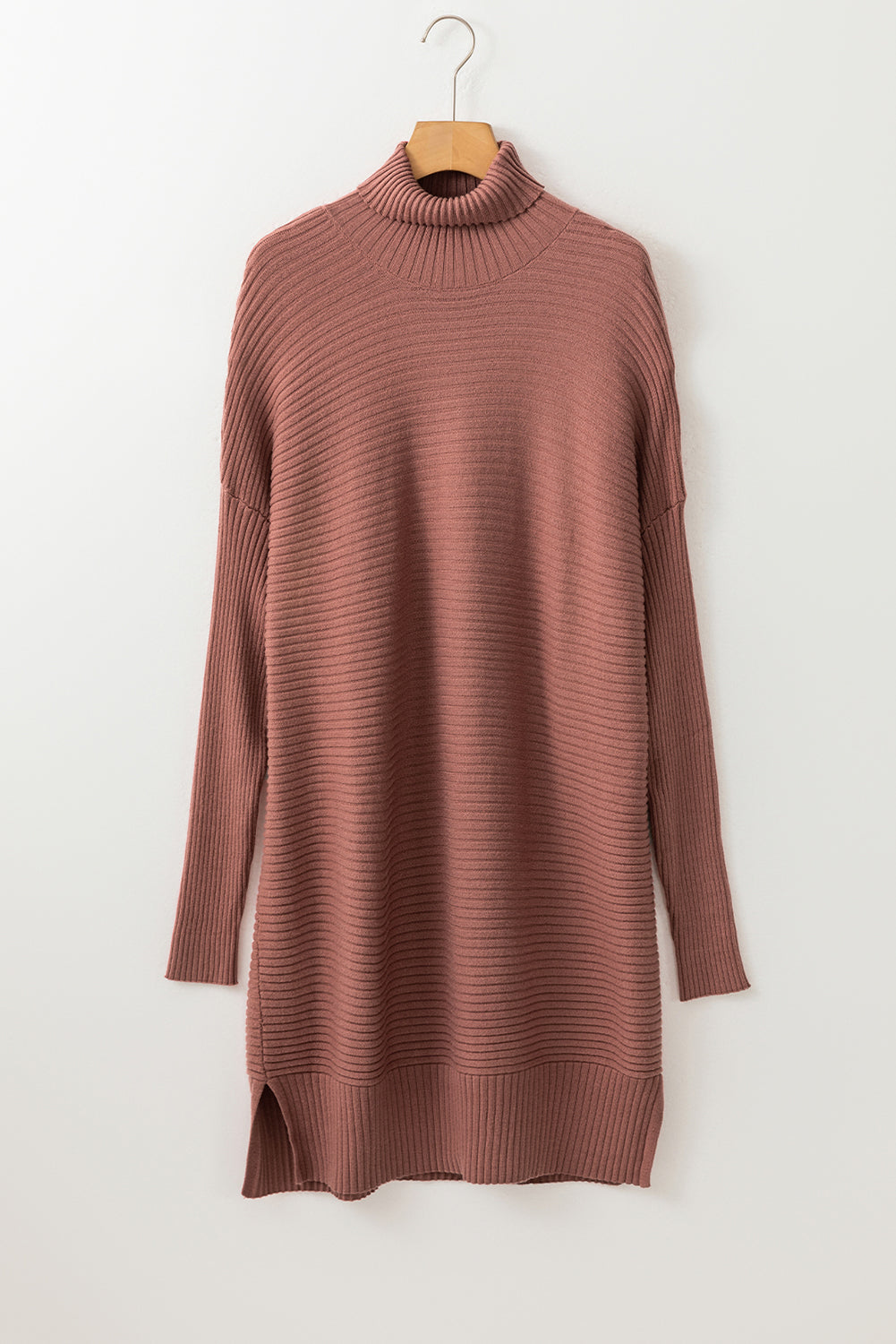 Mineralroter Rollkragenpullover aus Rippstrick