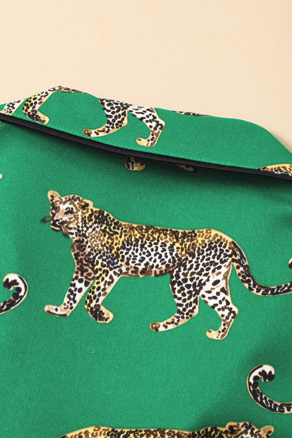 Grünes Pyjama-Set mit kurzärmligem Hemd und Hose im Gepardenmuster