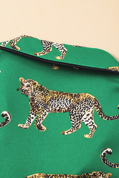 Grünes Pyjama-Set mit kurzärmligem Hemd und Hose im Gepardenmuster