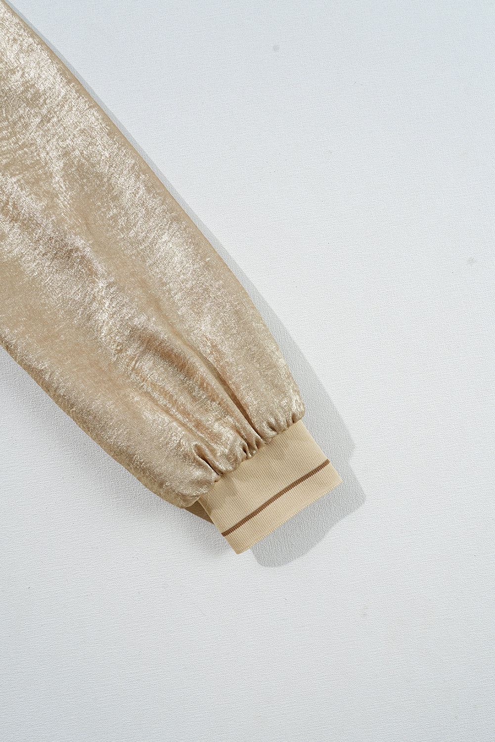 Hellkhakifarbene Baseballjacke mit Reißverschluss in Metallic-Optik