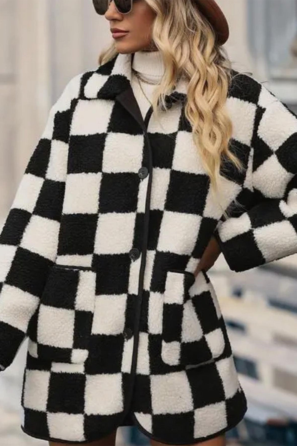 Schwarze, karierte Fleecejacke mit Seitentaschen, Kragen und Knöpfen