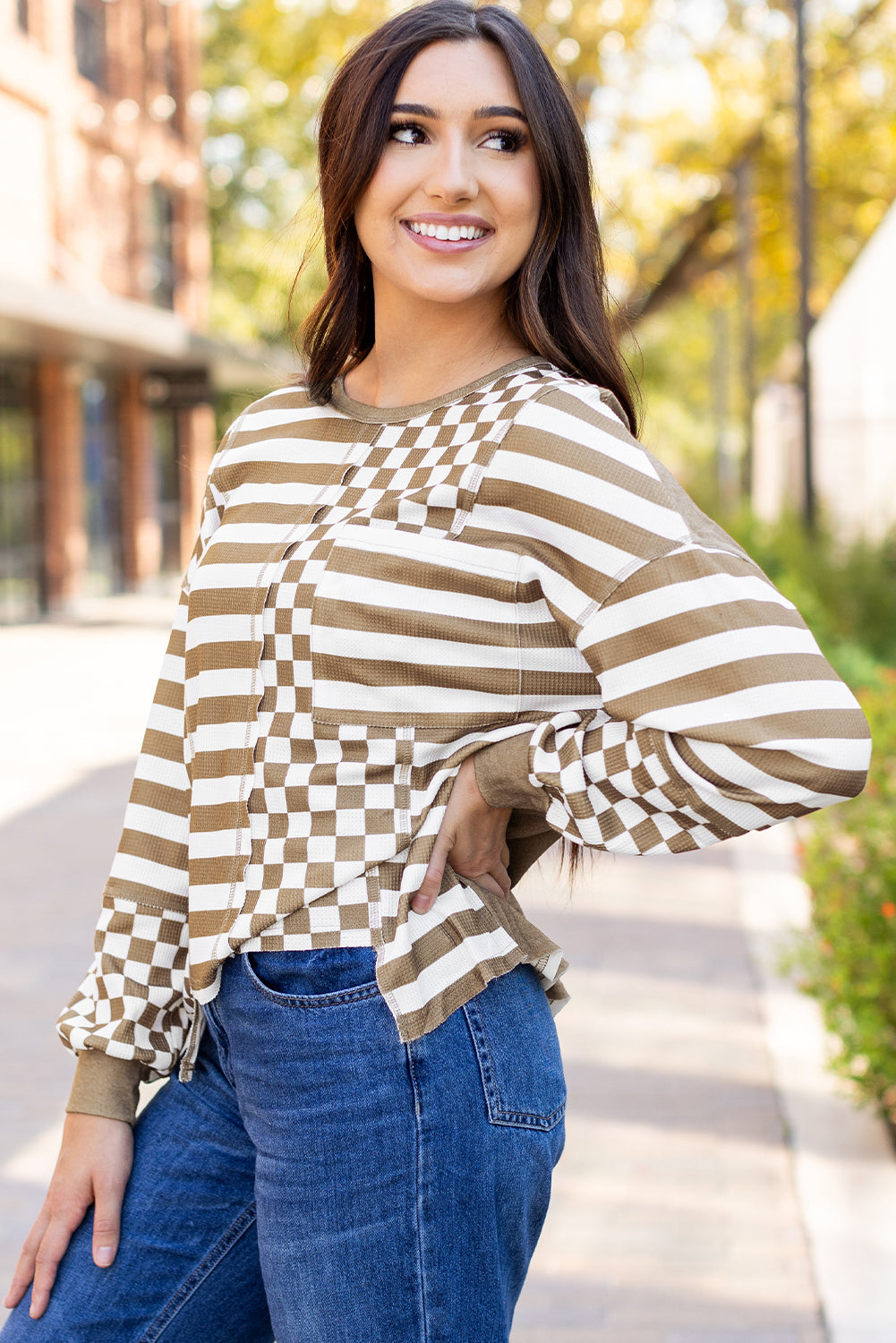 Khakifarbene Bluse mit Schachbrettmuster und Patchwork-Laternenärmeln und Taschen