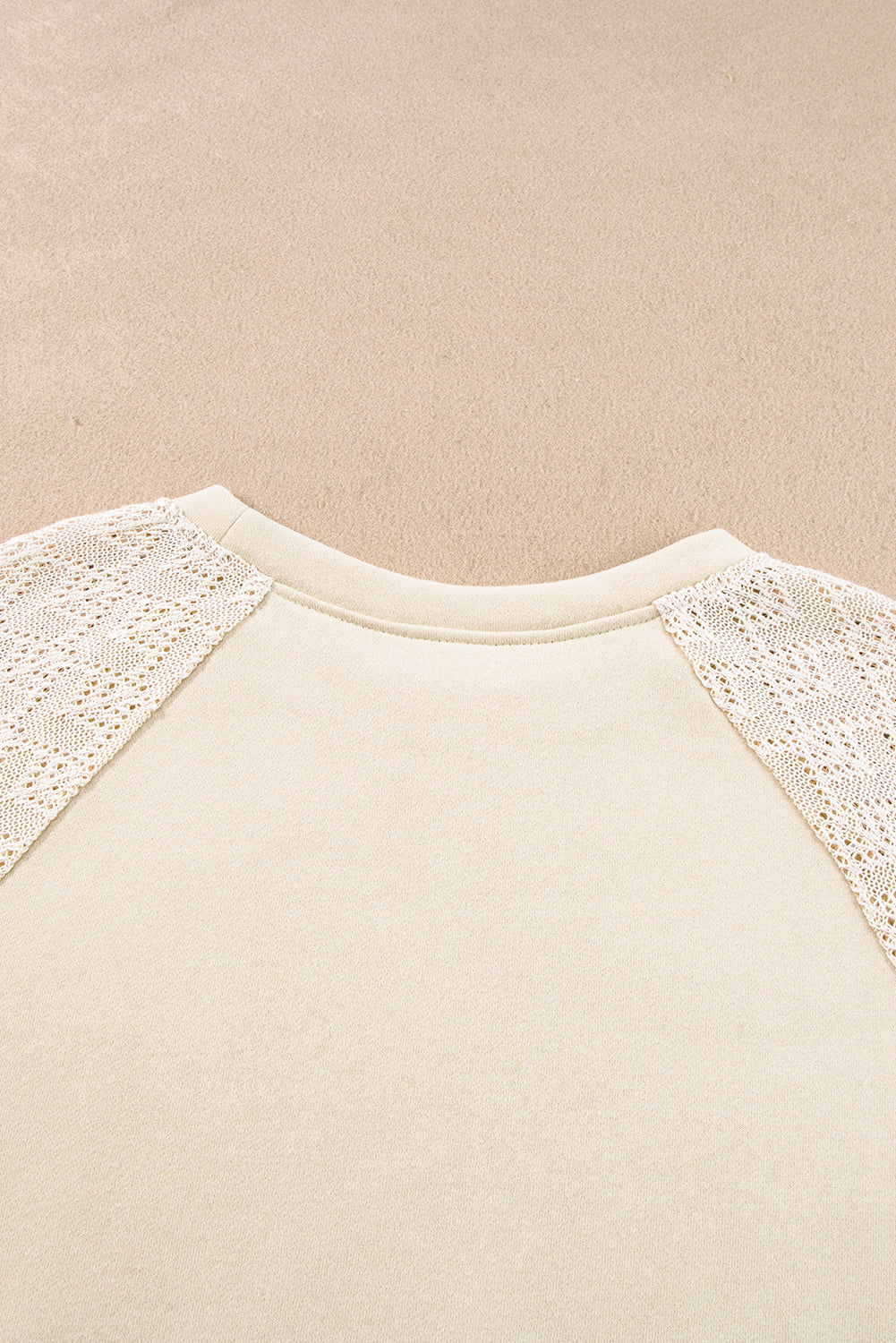 Pullover mit Raglanärmeln und Lochmuster im Patchwork-Stil aus Pergament
