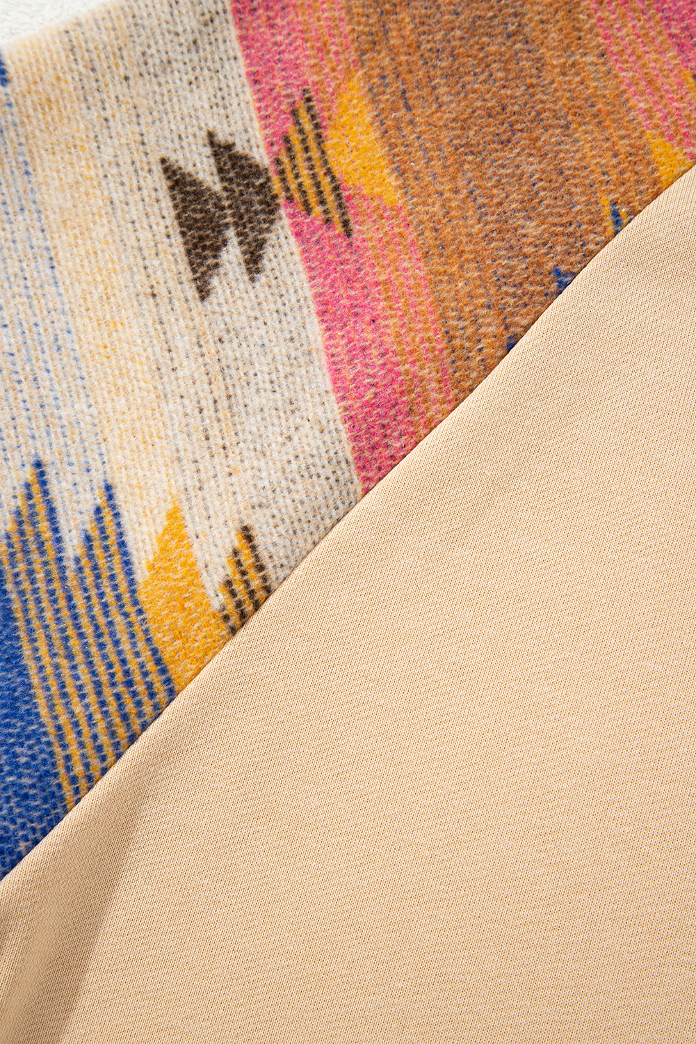 Helles französisches beiges Azteken-Patchwork-Raglan-Pullover-Sweatshirt