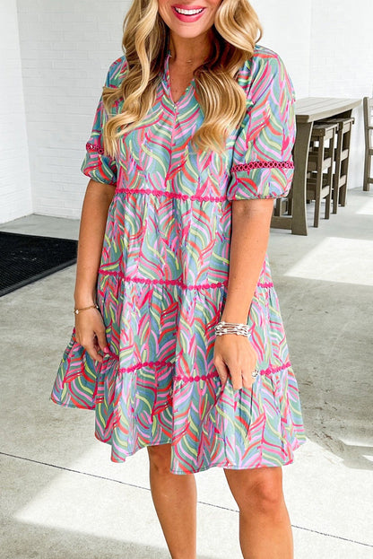 Hellblaues, abstrakt bedrucktes Ricrac-Kleid mit gestuften Puffärmeln