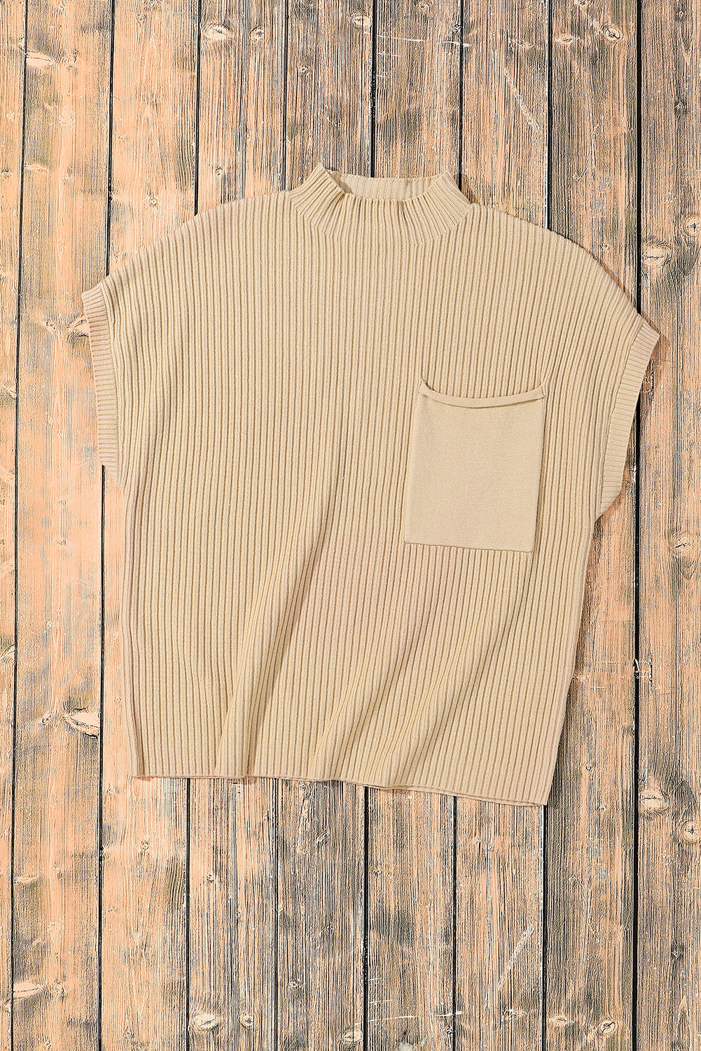 Haferflockenfarbener Rippstrickpullover mit aufgesetzten Taschen und kurzen Ärmeln