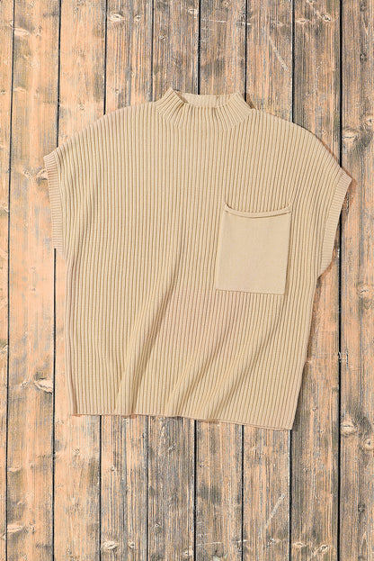 Haferflockenfarbener Rippstrickpullover mit aufgesetzten Taschen und kurzen Ärmeln