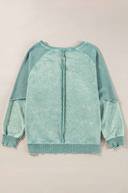 Mineralblaues, einfarbiges Sweatshirt mit Waffelstrick und Patchwork-Raglanärmeln