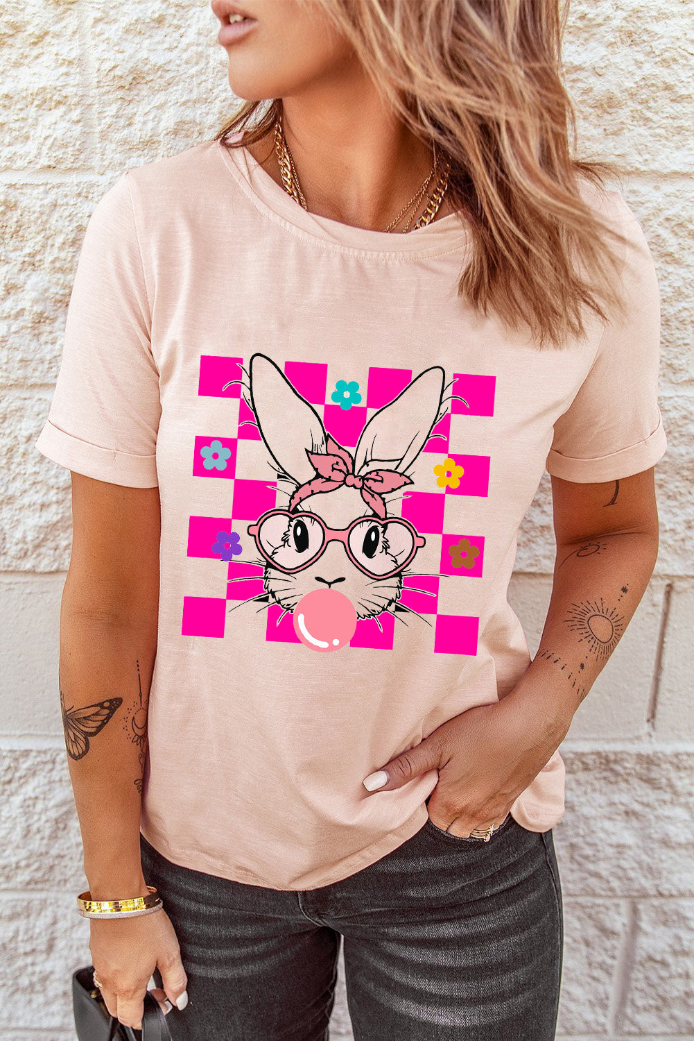 Rosa T-Shirt mit Rundhalsausschnitt und kariertem Osterhasen-Blumendruck