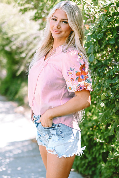Rosa Bluse mit Blumenstickerei, Puffärmeln und Schlitz am Ausschnitt