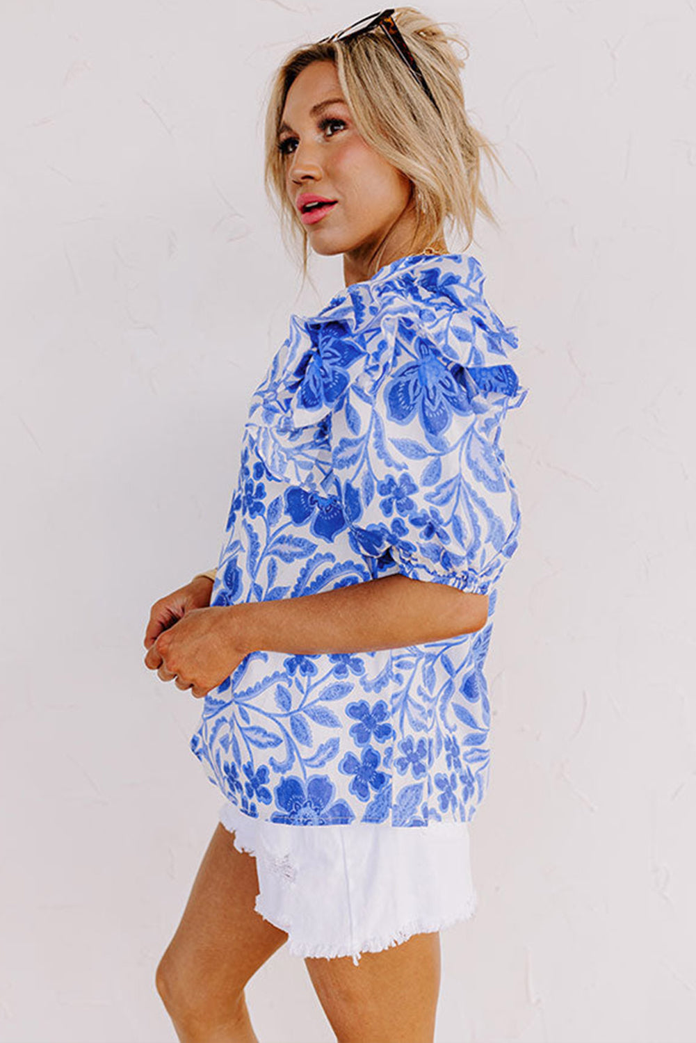 Dunkelblaue Bluse mit Blumenmuster und Rüschen und Puffärmeln
