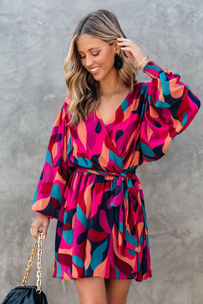 Feuerrotes Minikleid mit abstraktem Print und Gürtel und Puffärmeln