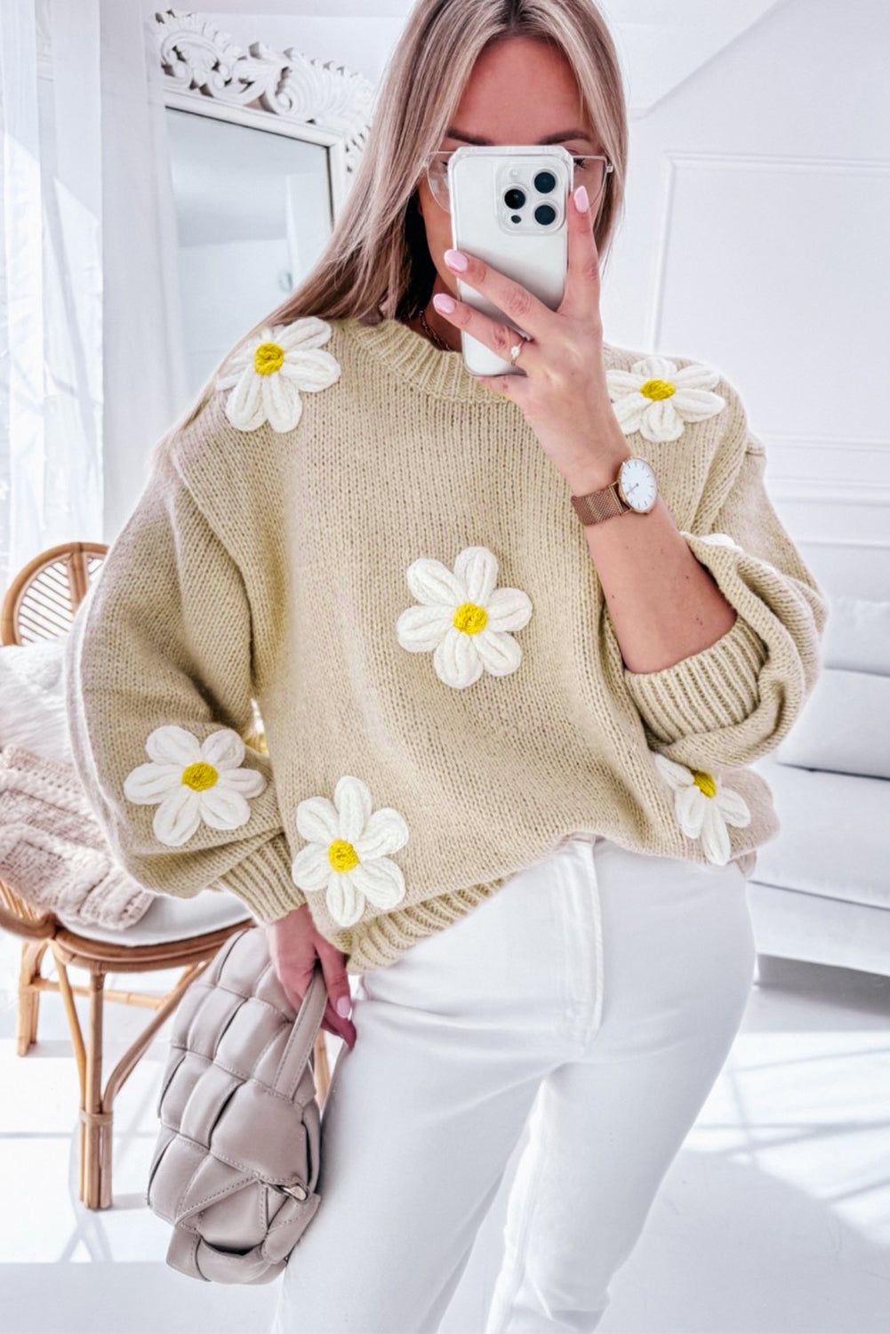 Grobstrickpullover mit Häkelmuster und Blumenmuster