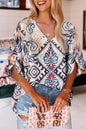 Weiße Bluse mit abstraktem Print und V-Ausschnitt, geschlitzten Halbarm